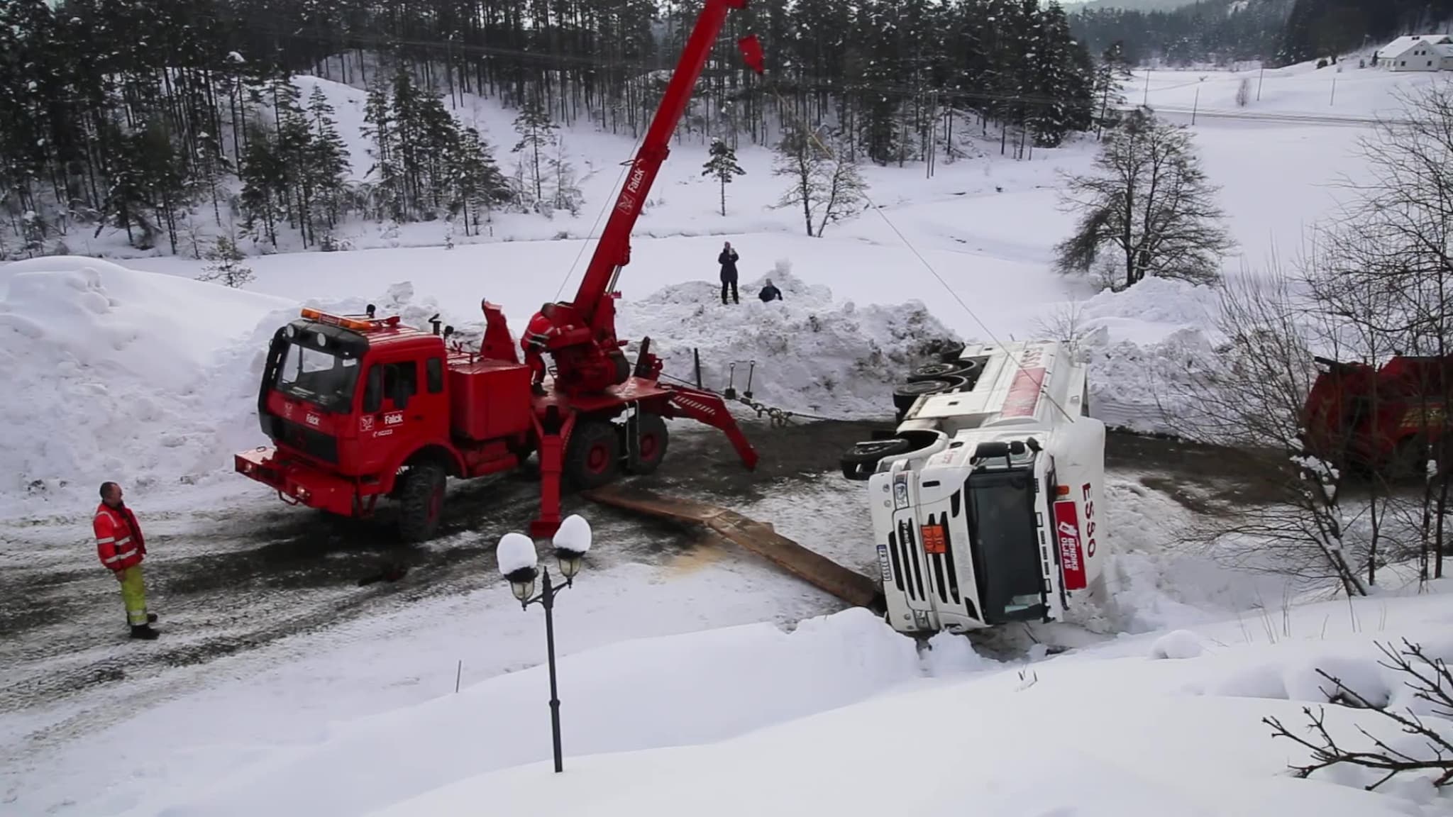 Her får de tankbilen på hjul igjen