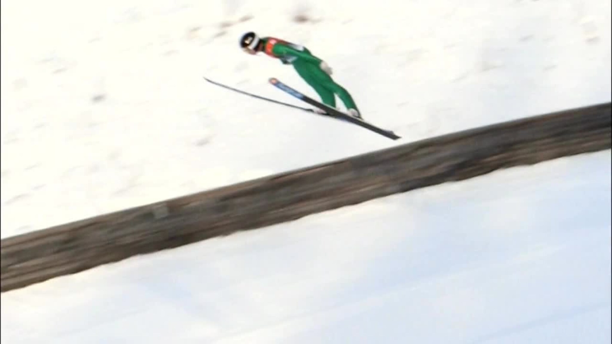 Her flyr Bendik ned Vikersund-bakken