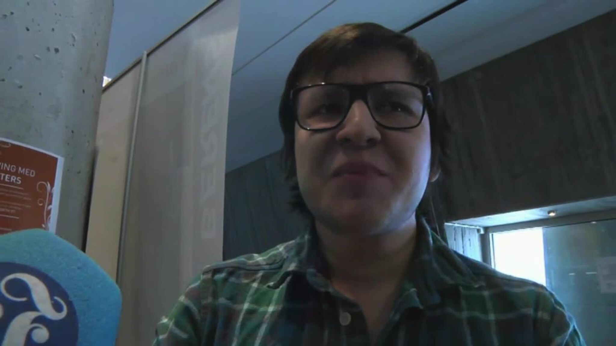 Her smaker han østers for første gang