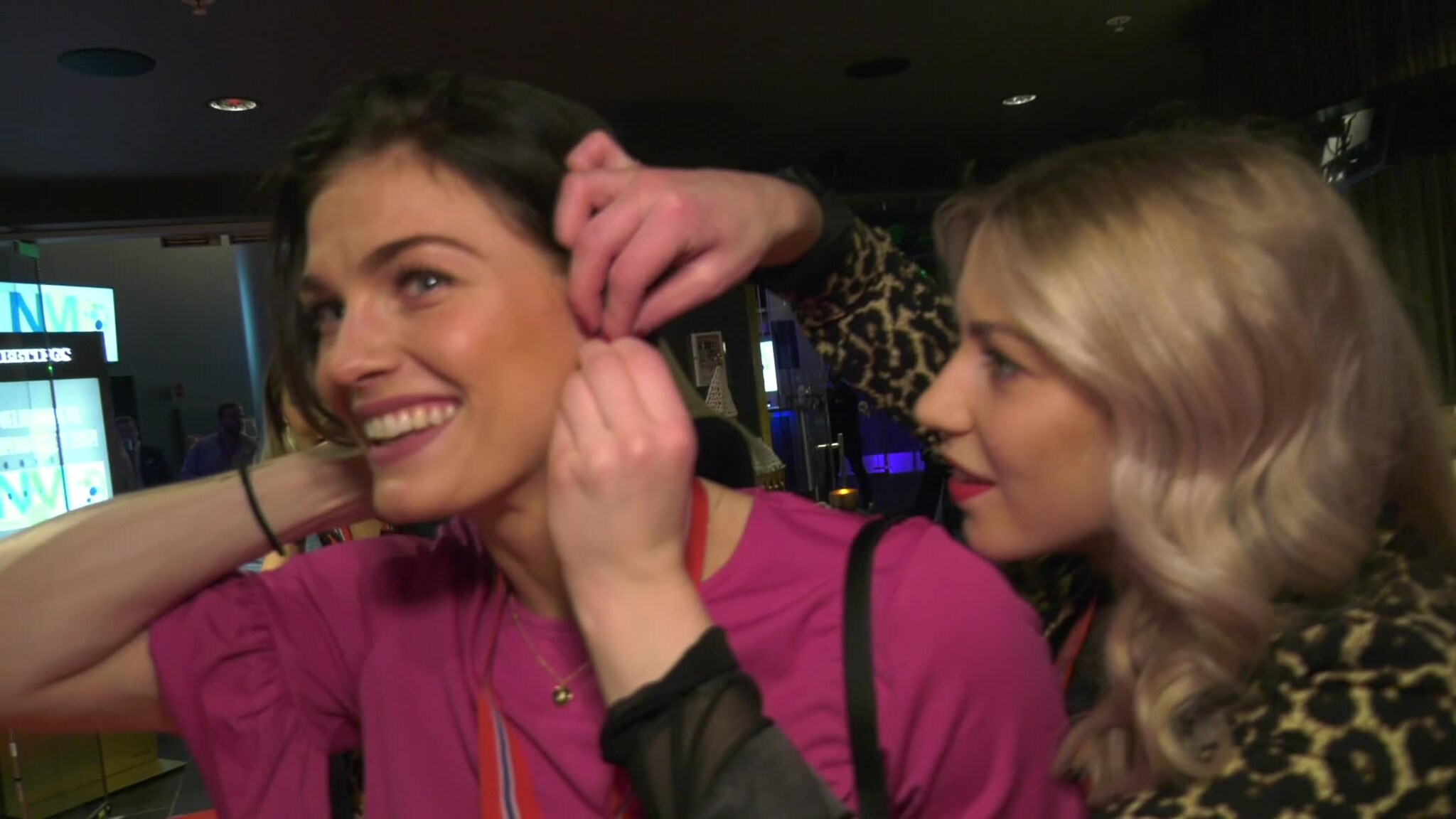 Her ankommer Vipers-jentene banketten