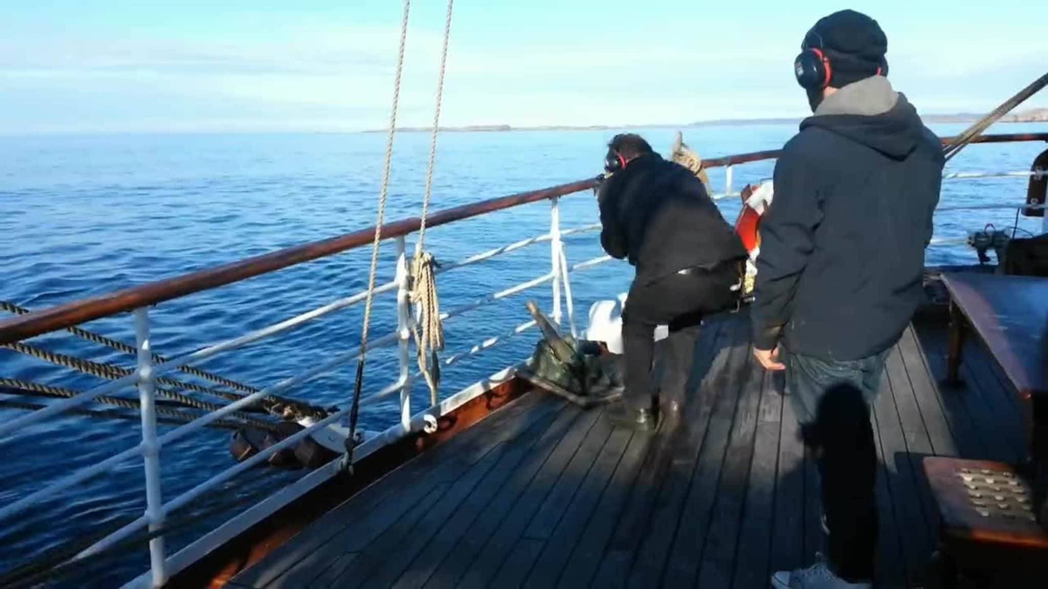 Her prøveskyter de kanonen før avreise