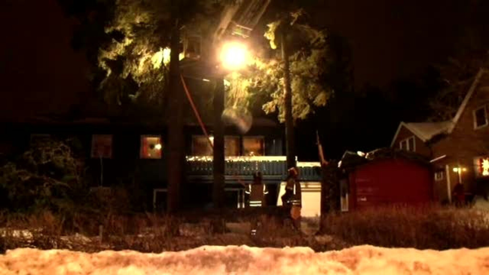 - Prøver å sikre treet fra å ta med seg huset