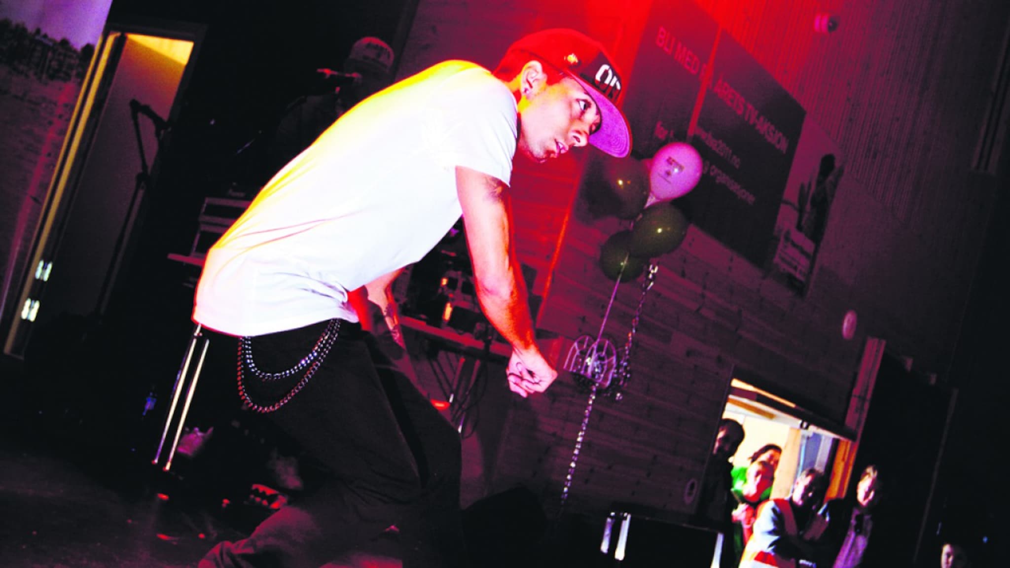 VIDEO: Se Omer Bhattis heftige danseshow