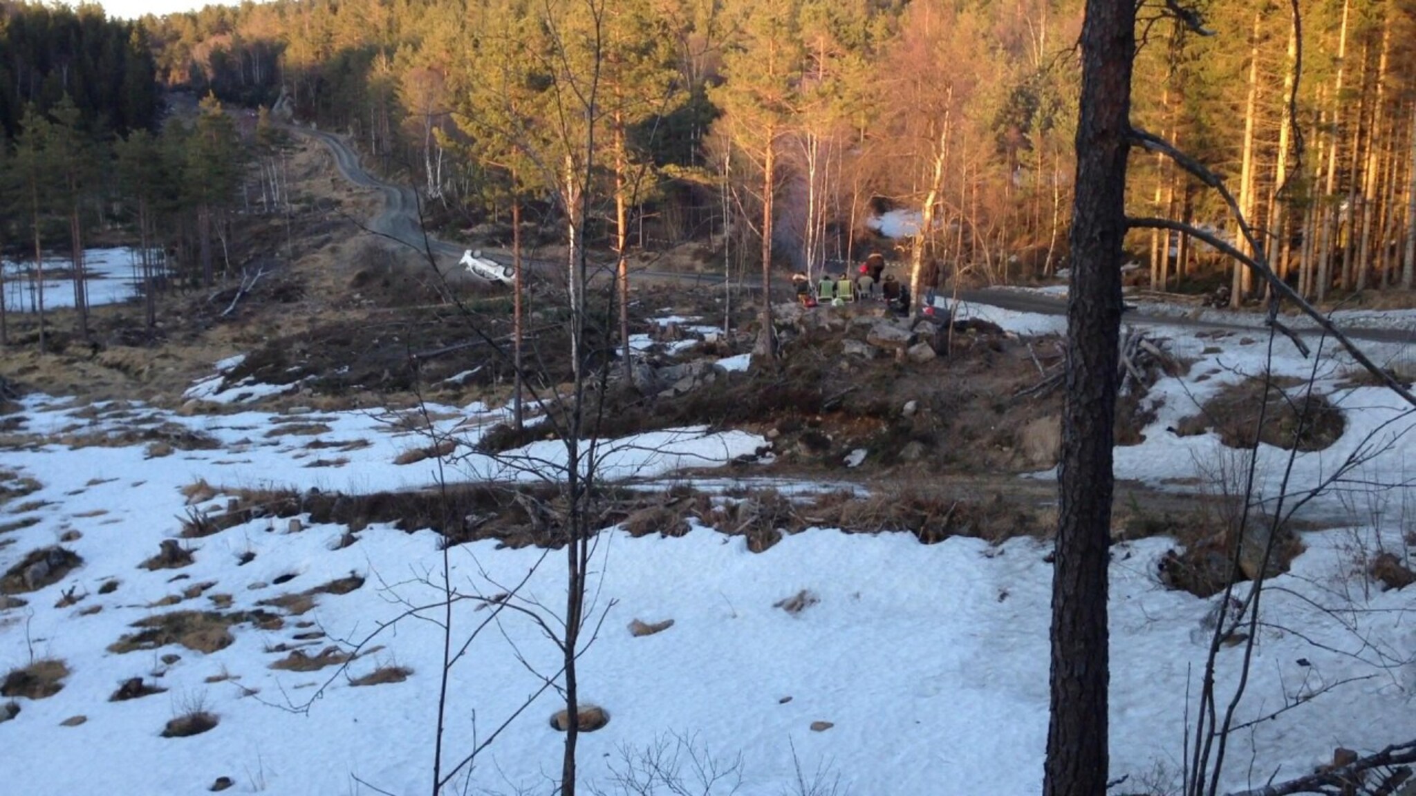 Her kjører bilene i grøfta