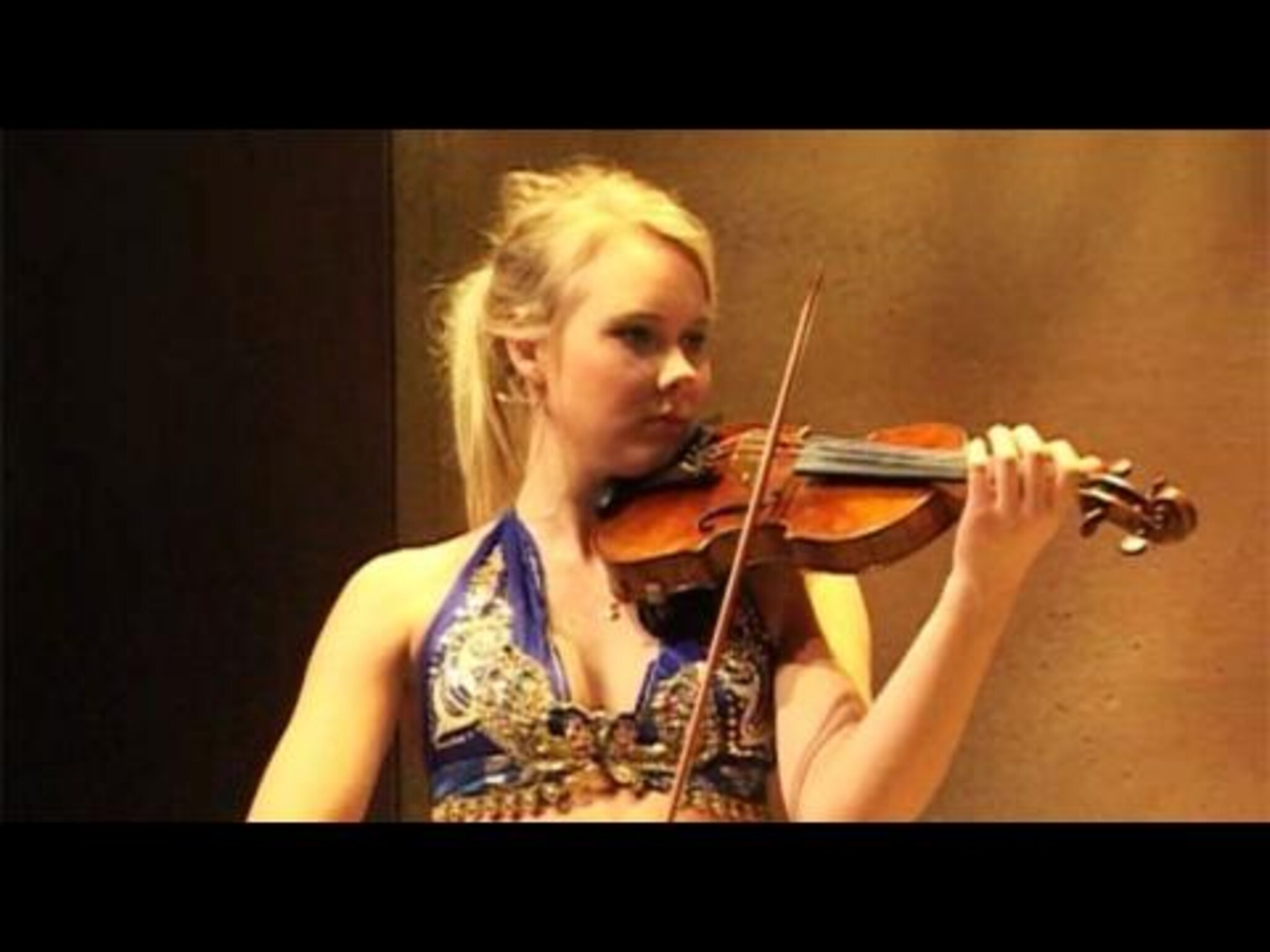 17. desember - Ariella: - Det er spesielt å spille fiolin i bibini.