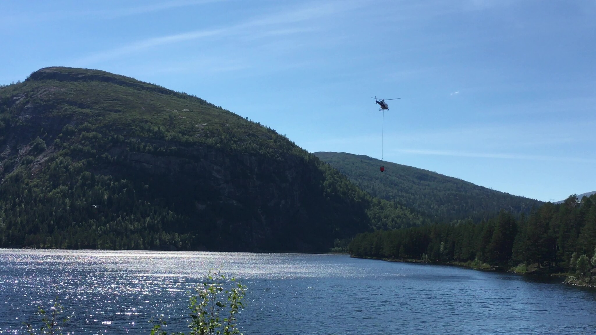 Her kjemper helikopterene  mot flammene