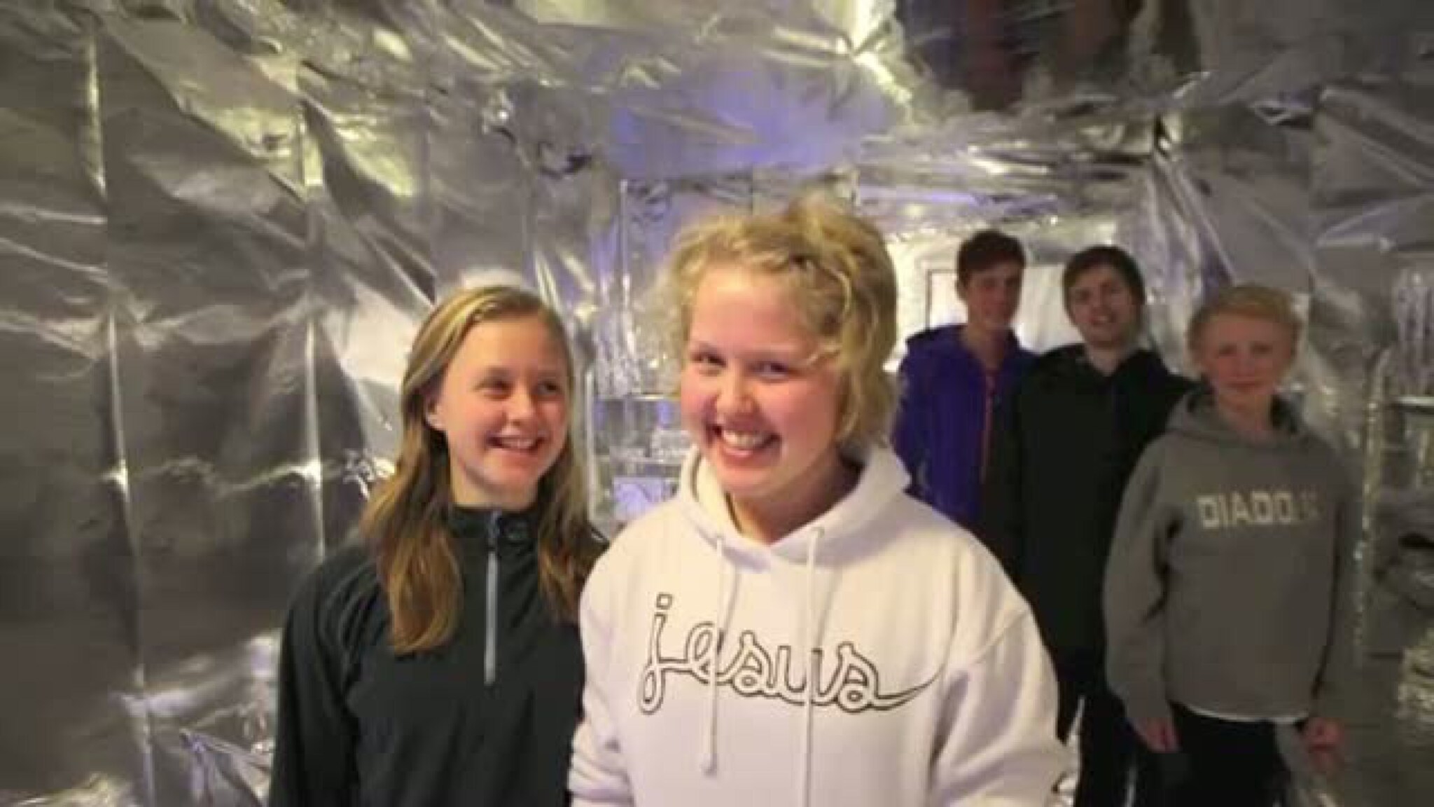 Pakket inn jenterom i aluminiumsfolie