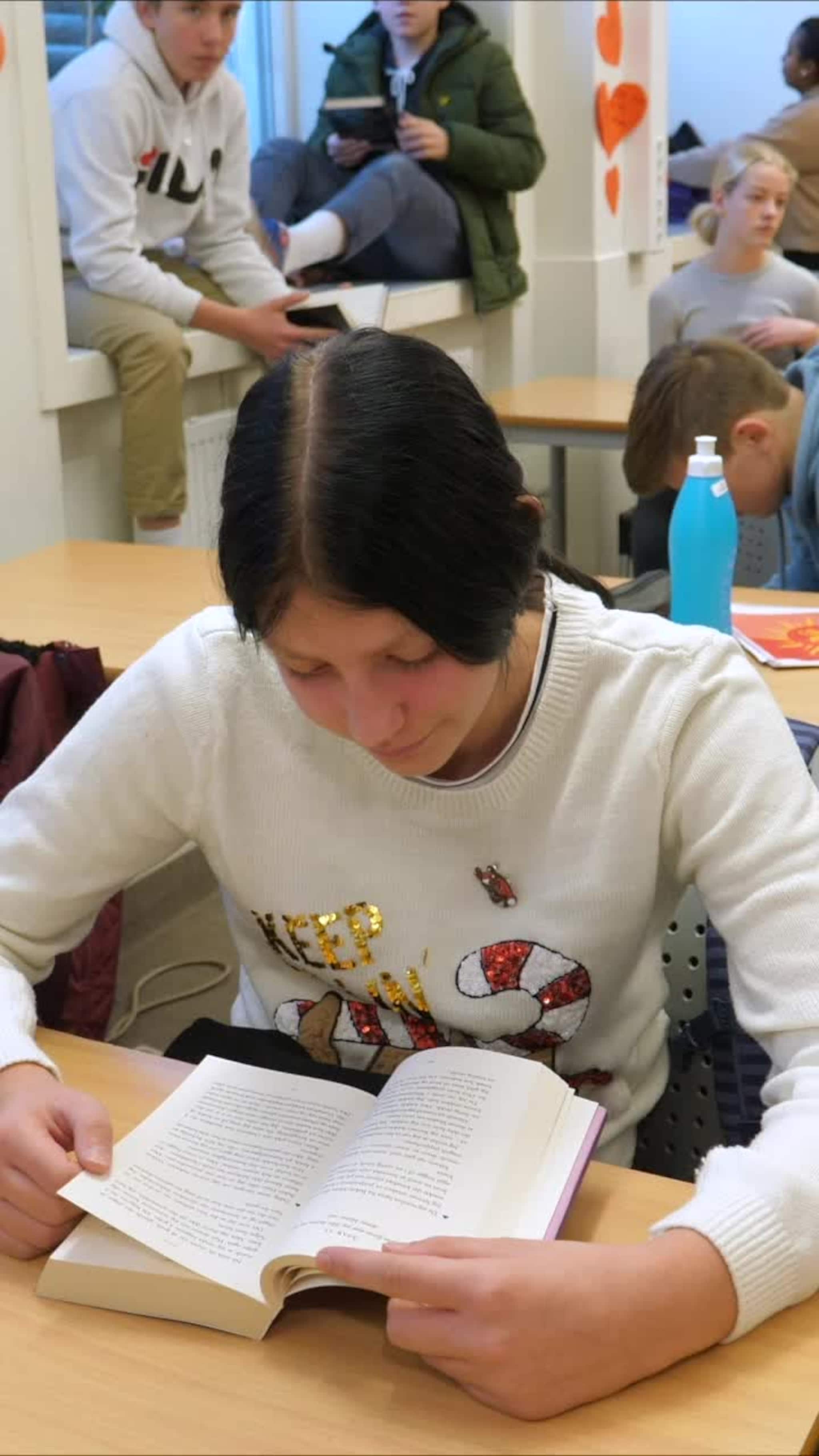 Anne leser bok høyde.m4v