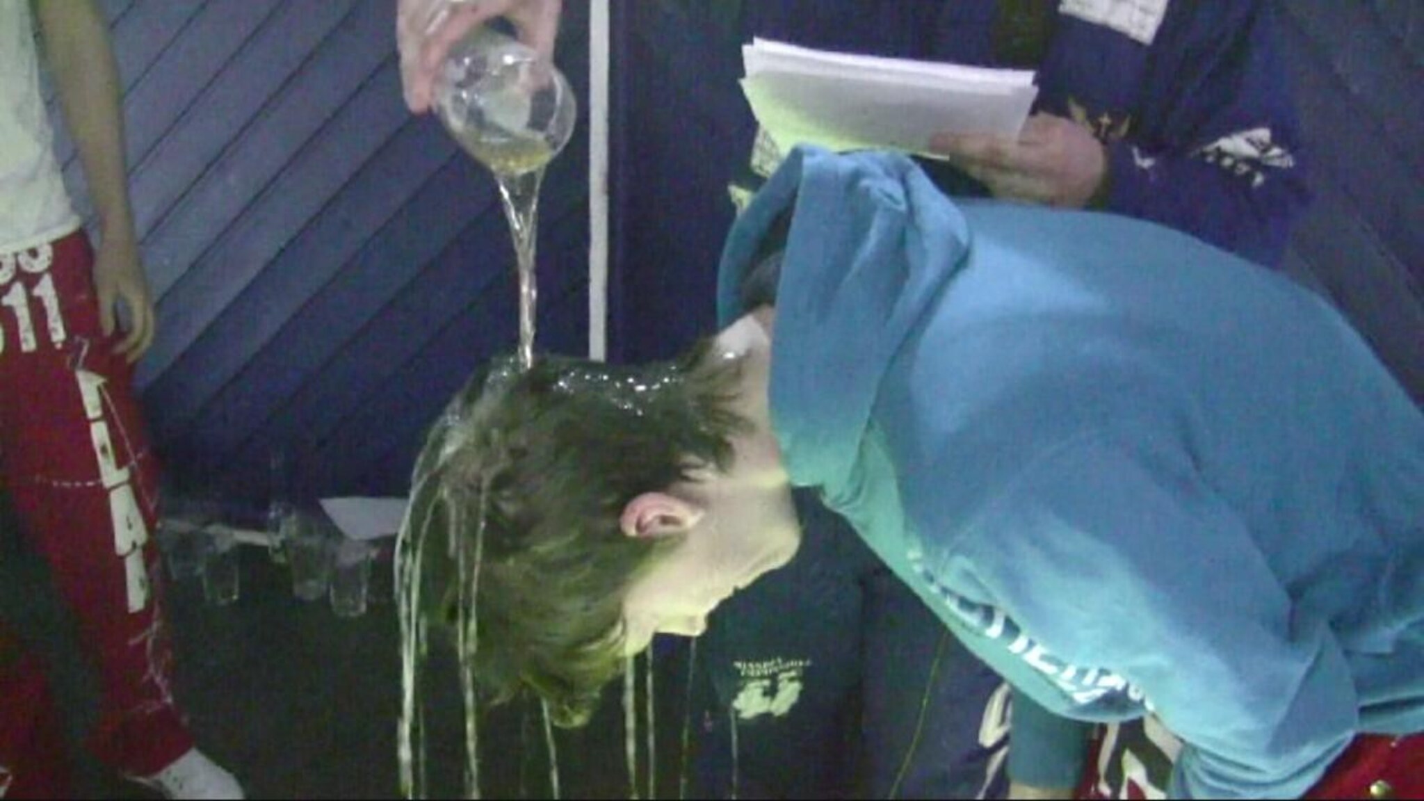 Se russen sin fuktige dåp