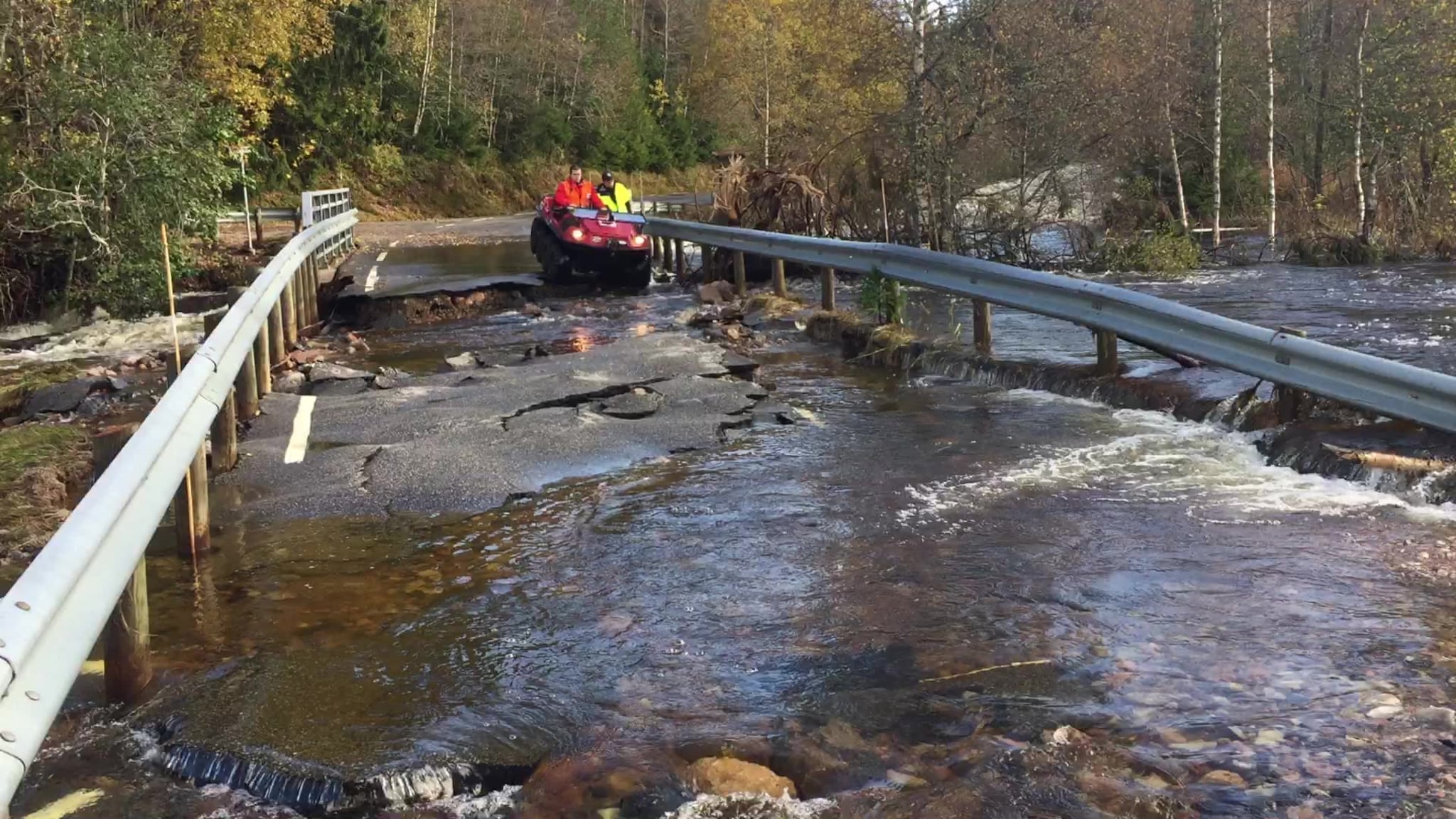 Se Røde Kors forsere den ødelagte veien