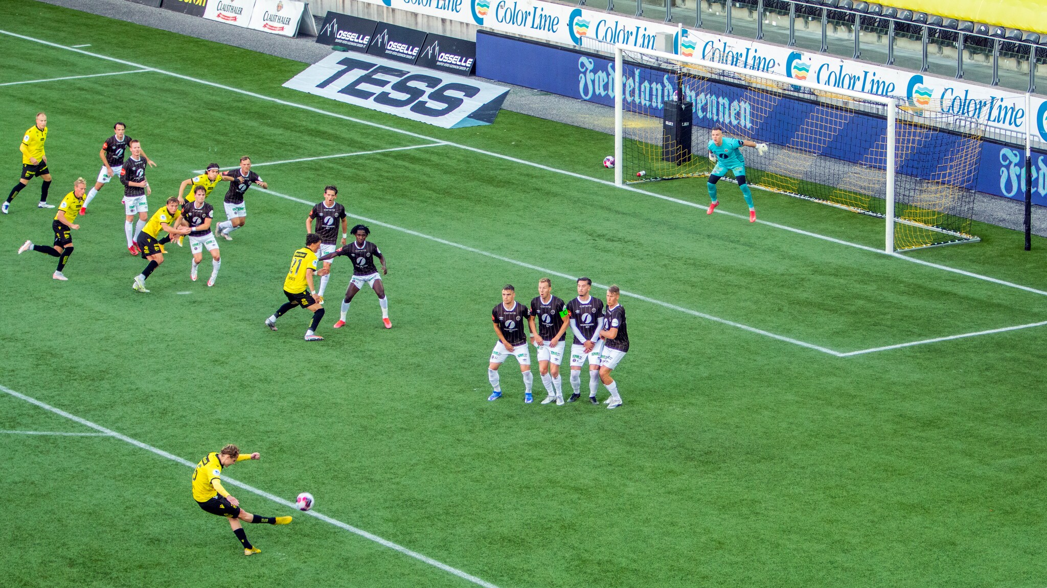 VIDEO: Se Ugland lime ballen i krysset: - Verdensklasse