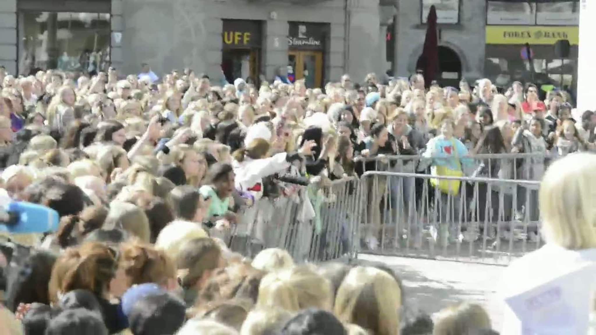 Her river "beliebers" ned sikkerhetsgjerdene