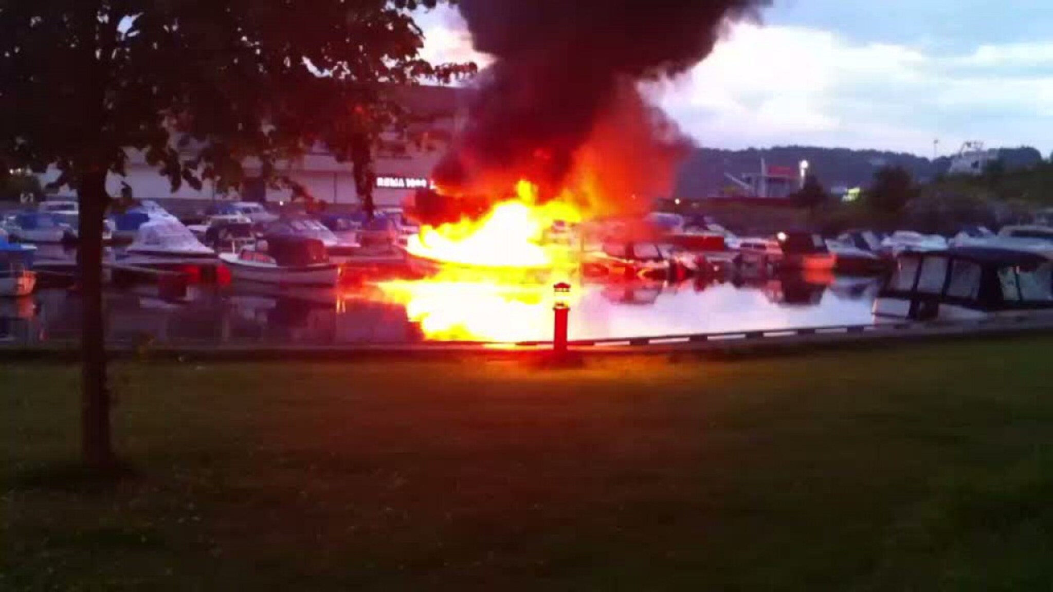 Båtbrann i Grimstad