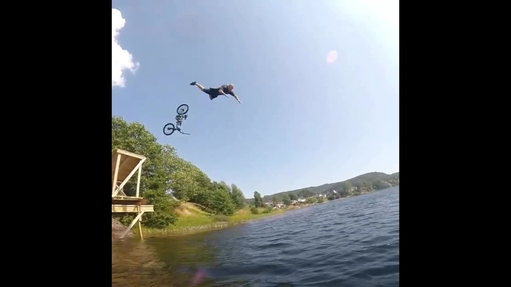 Hopper i vannet med sykkel!