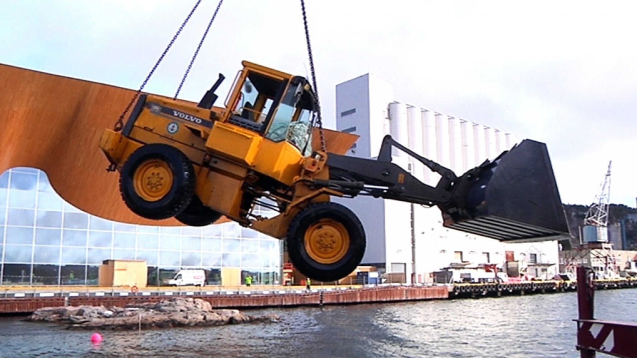 Hjullaster havnet i sjøen
