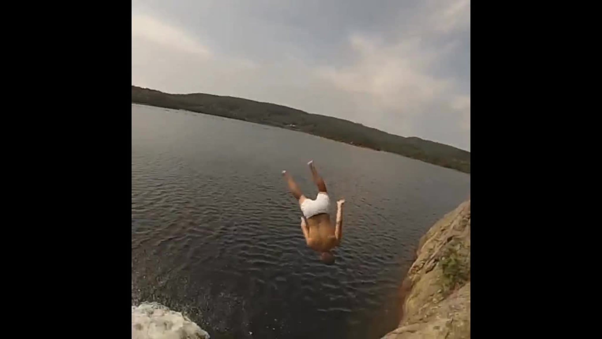 Fem mann tar salto i vann