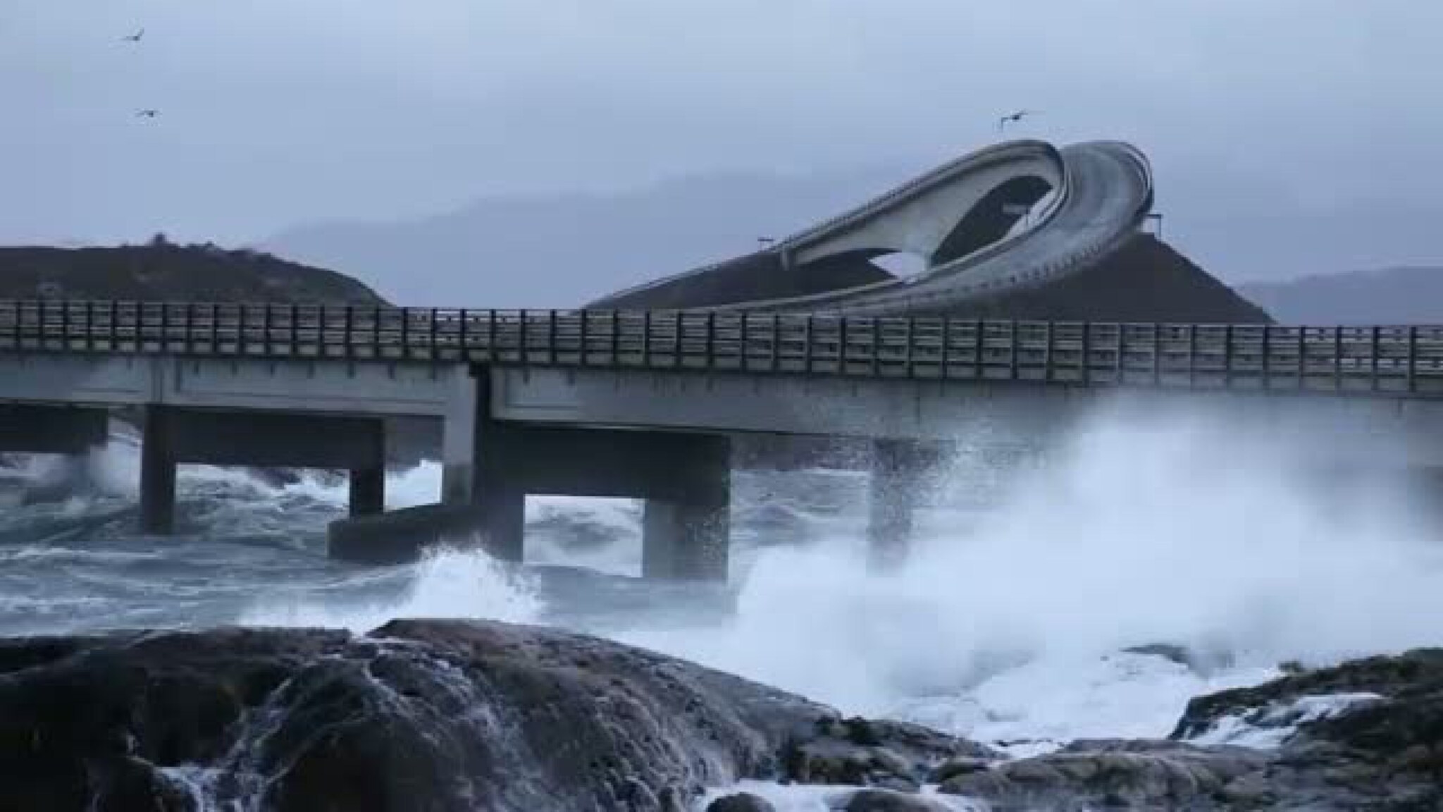 Her slår bølgene over Atlanterhavsveien