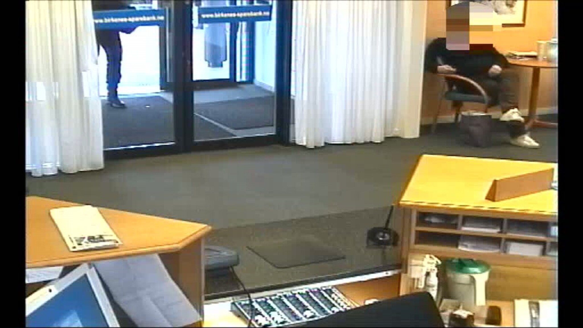 Se raneren løpe inn i banken