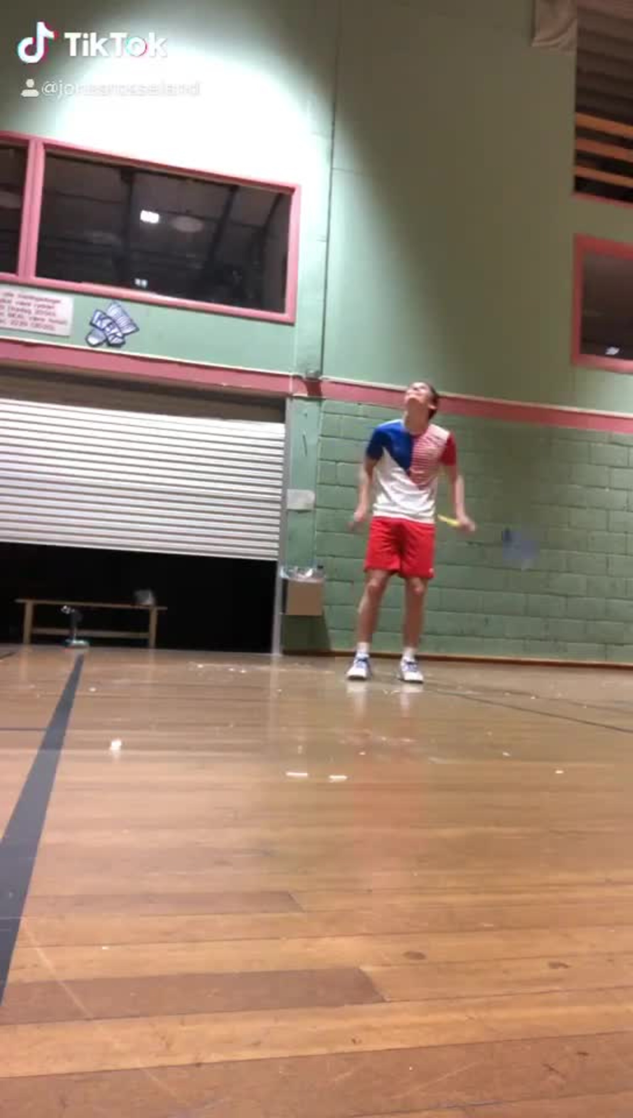 Jonas Rosseland Østhassel er på juniorlandslaget i badminton