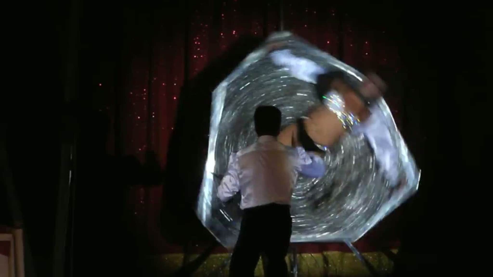 Kaster kniver på snurrende dame