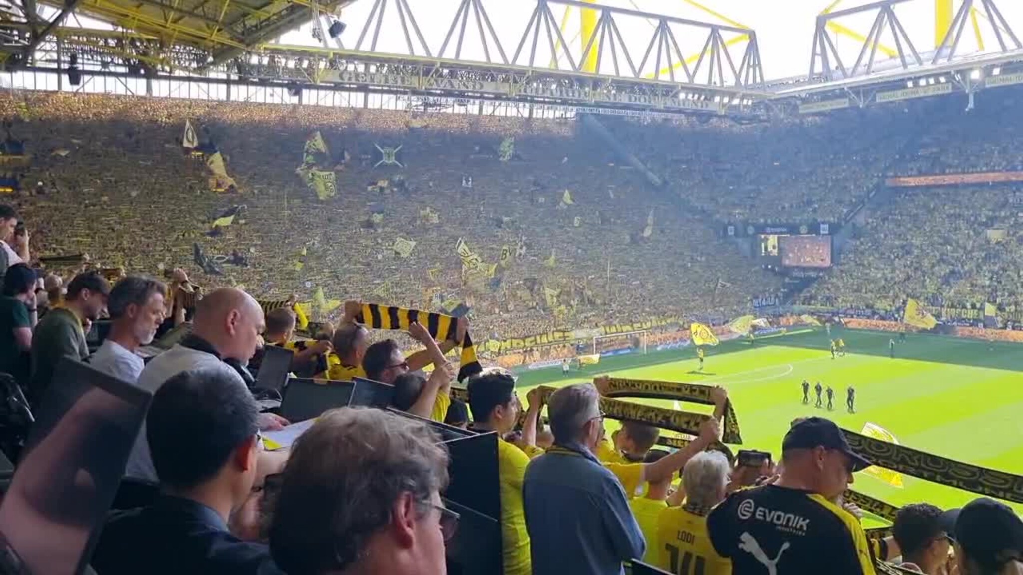 Her synger de You'll Never Walk Alone