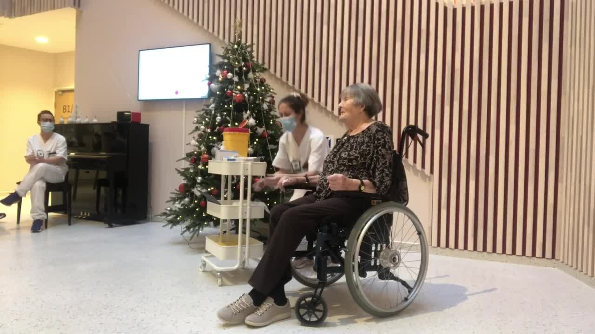 Her får Lillian (87) den første koronavaksinen på Sørlandet