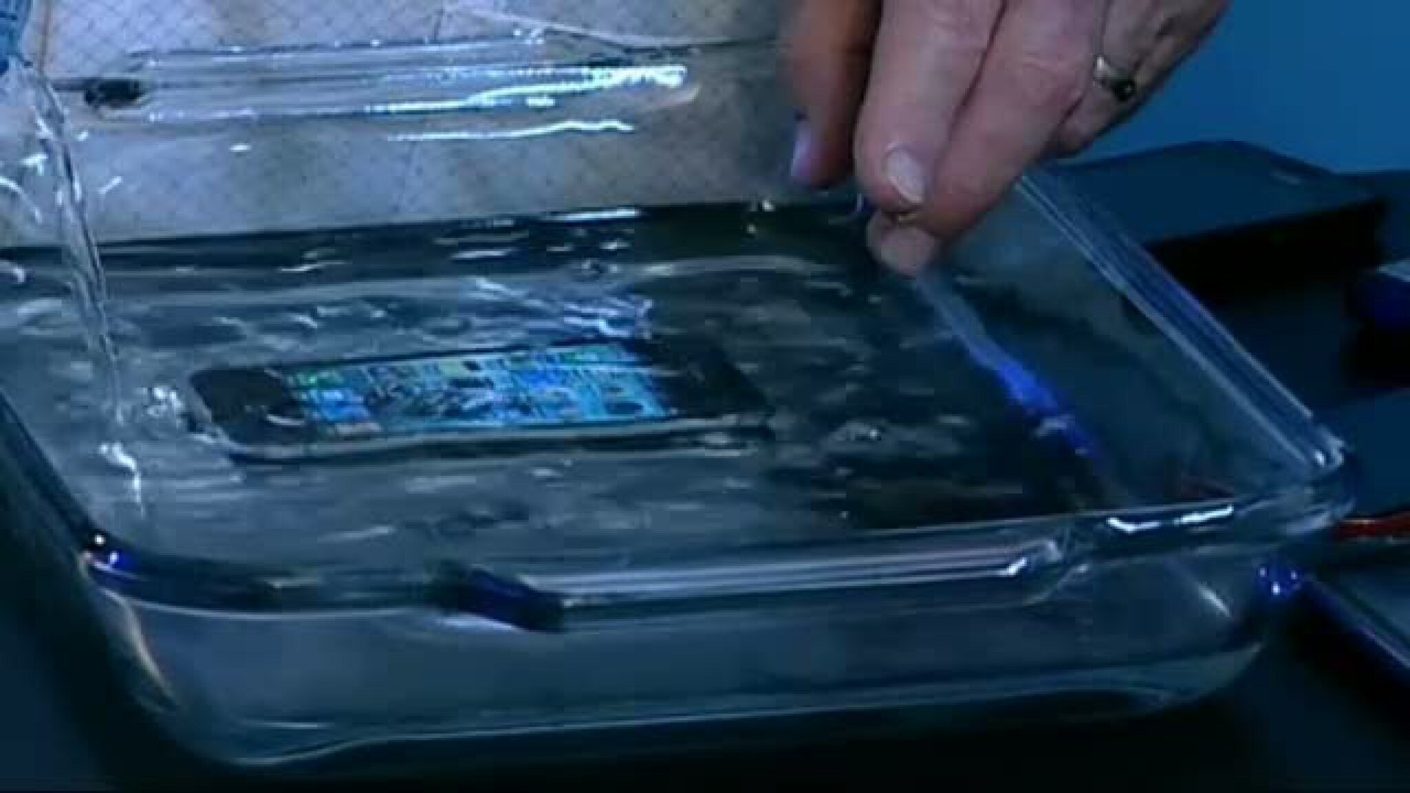 Slik blir mobilen din vanntett