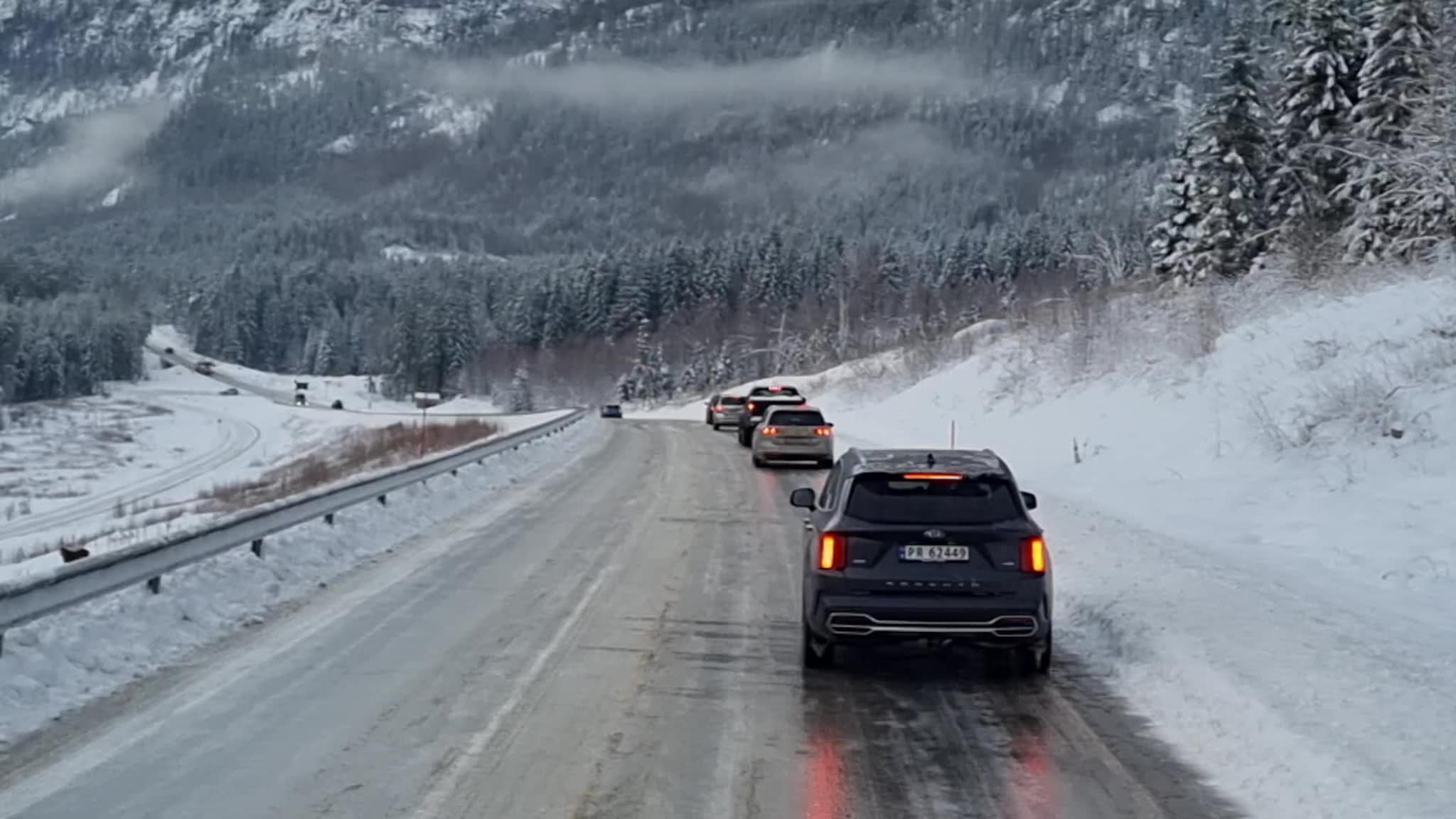 Sakte trafikk på glatt riksvei 9