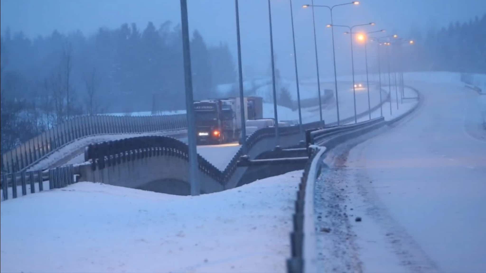 - Broa har delvis knekt sammen