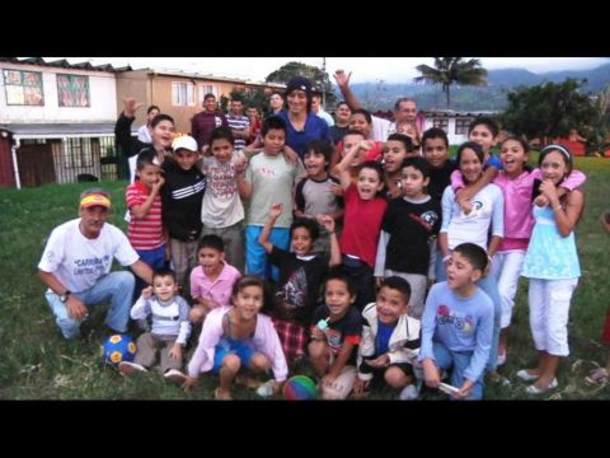 Her vokste Bolanos opp i Costa Rica