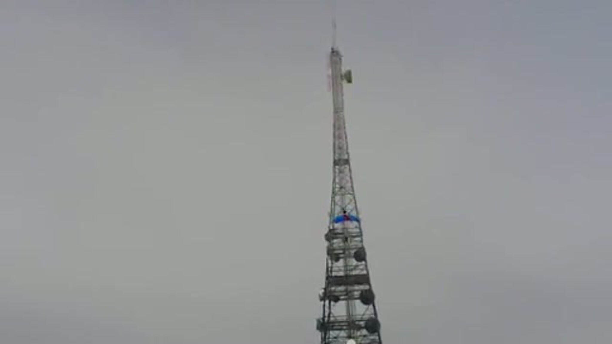 Her hopper de fra masten