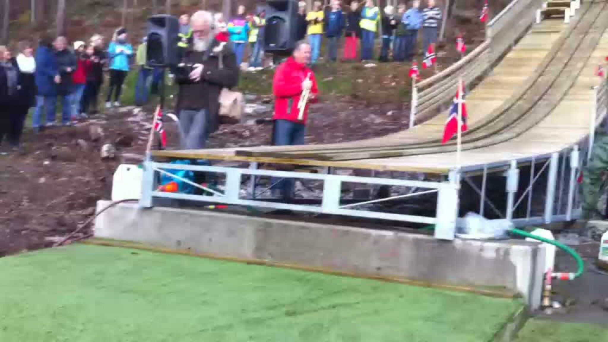 Se åpningen av hoppbakken på Fagerholt