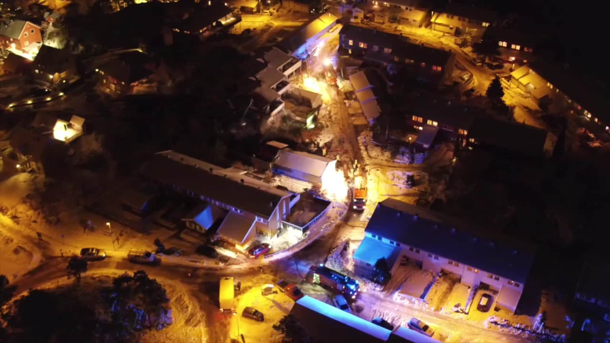 Se dronevideo fra branntomta i Vågsbygd