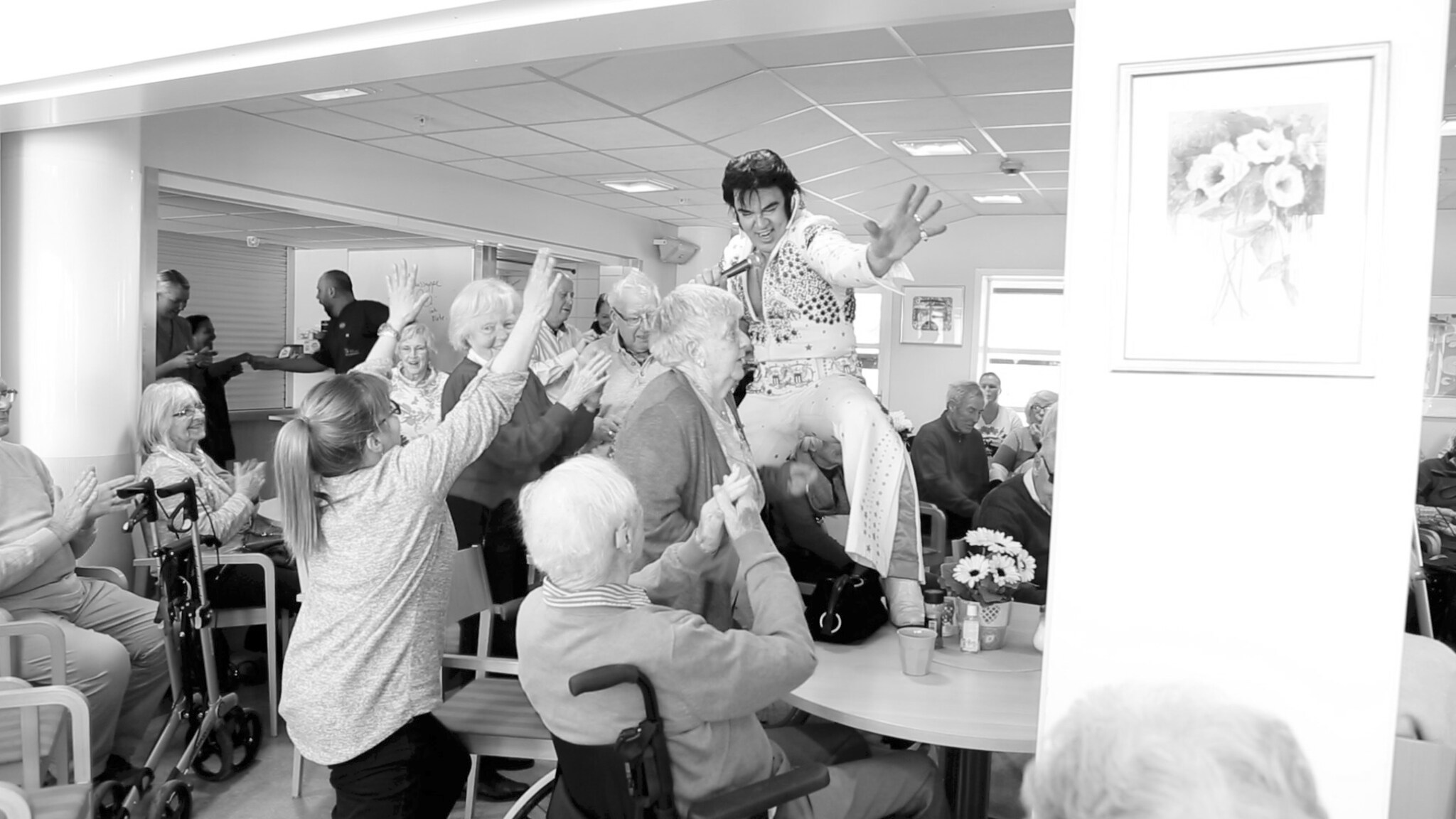 Se Kjell Elvis rocke på gamlehjemmet