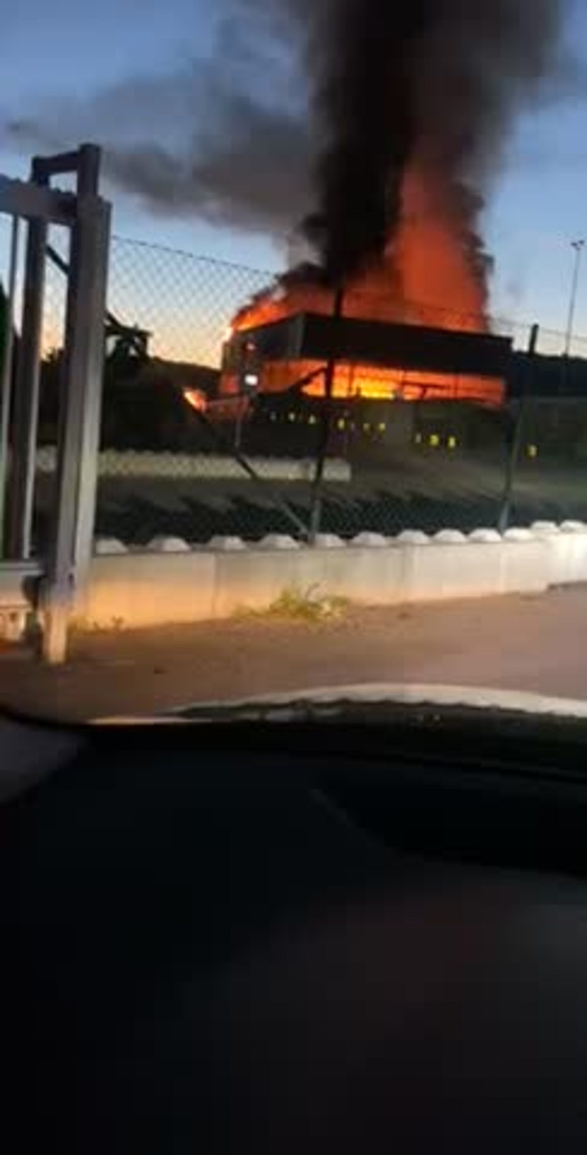 Flammene sto opp fra bygning på Mjåvann