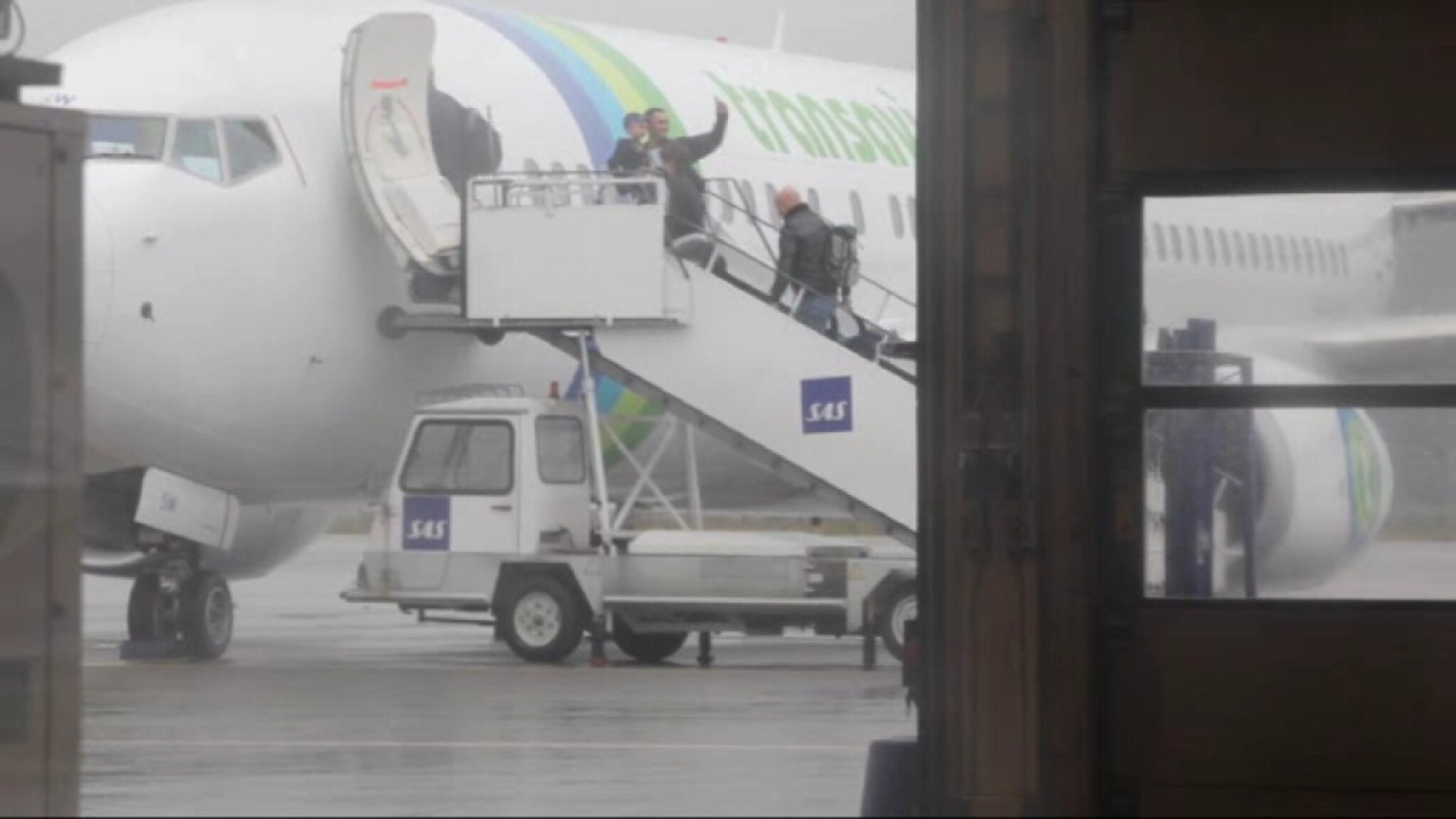 Her føres de inn i flyet