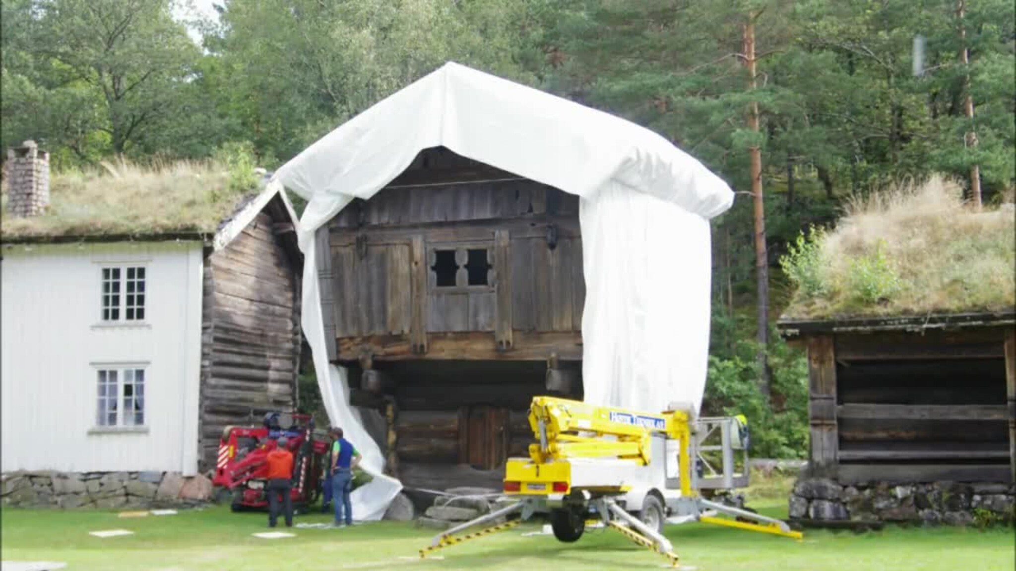 Her pakker Nomelandsloftet inn i plast