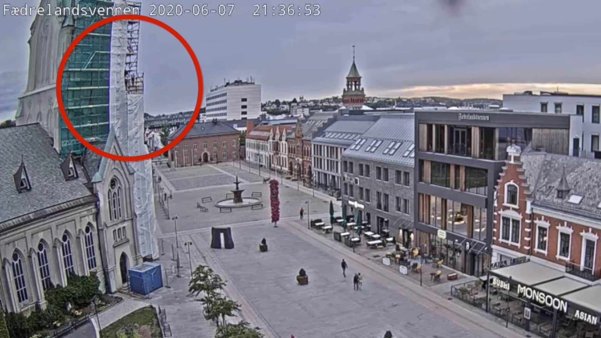 VIDEO: Klatret opp på Domkirka
