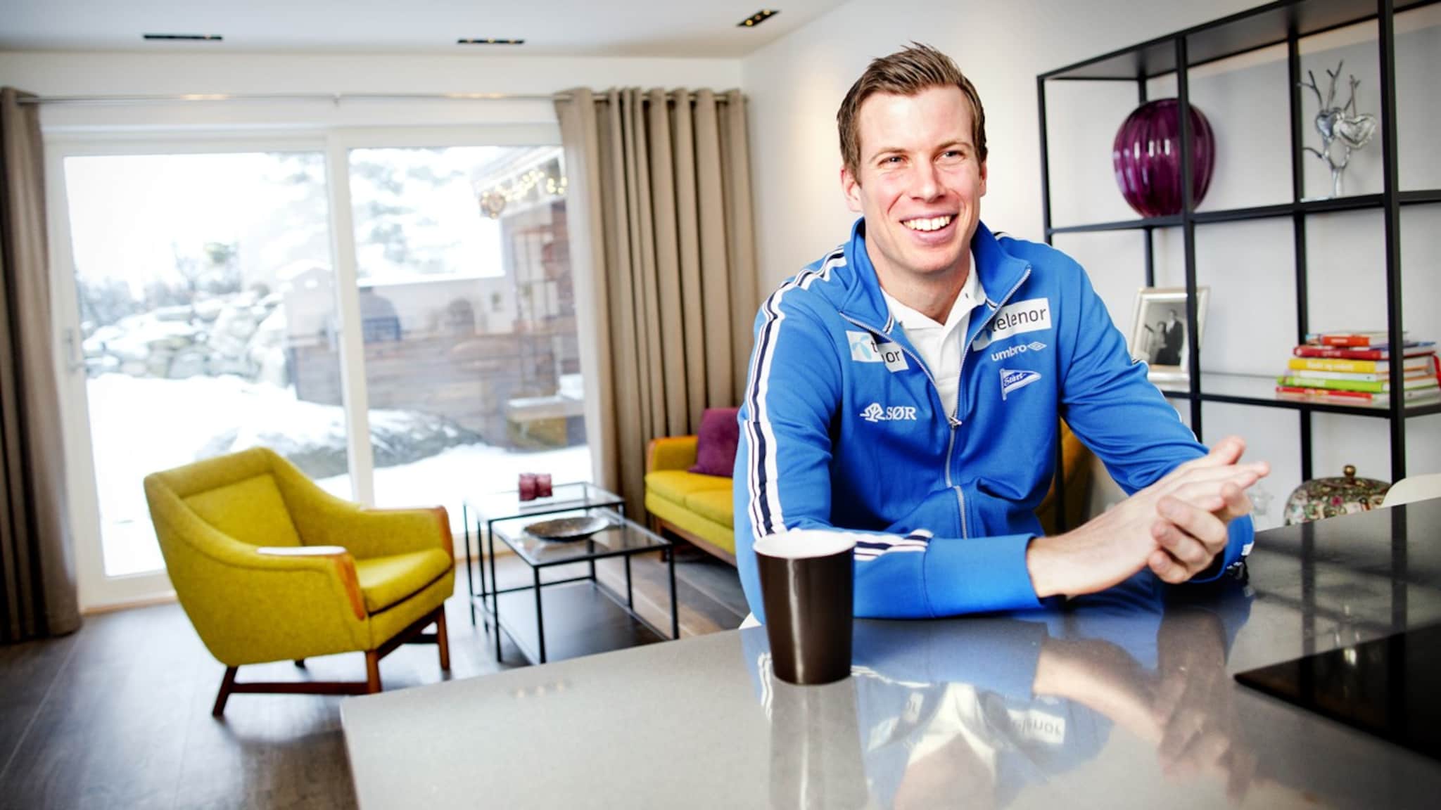 - På det verste satt jeg oppe 14 netter på rad og spilte