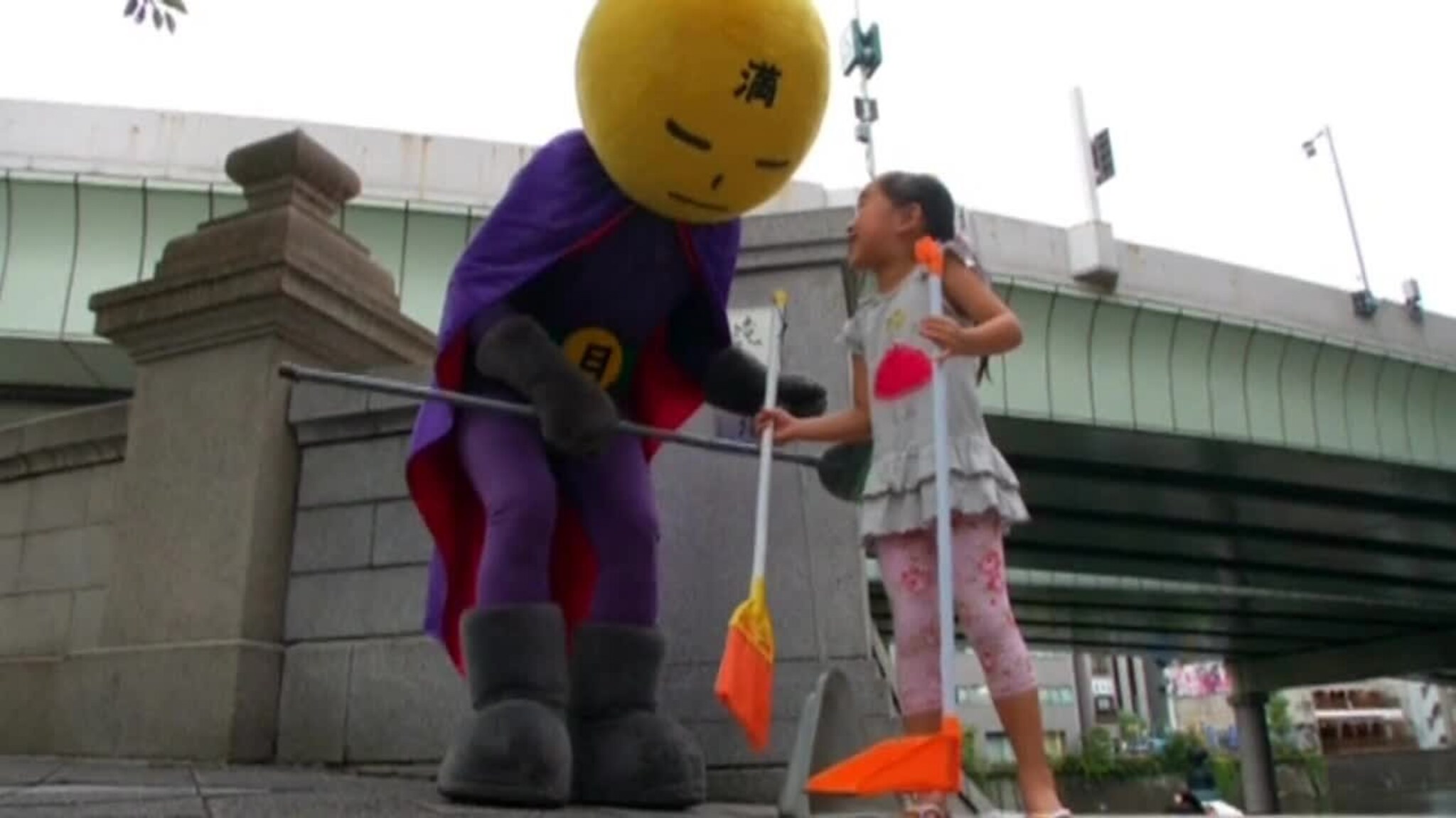 Fullmånemannen vil bekjempe jordens søppelproblem