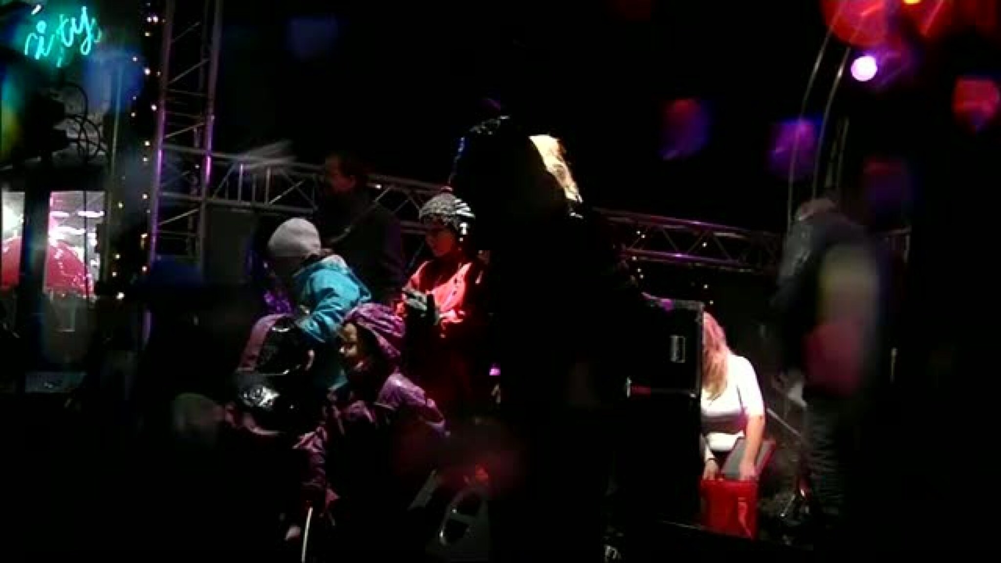 Åpnet julebyen i drittvær