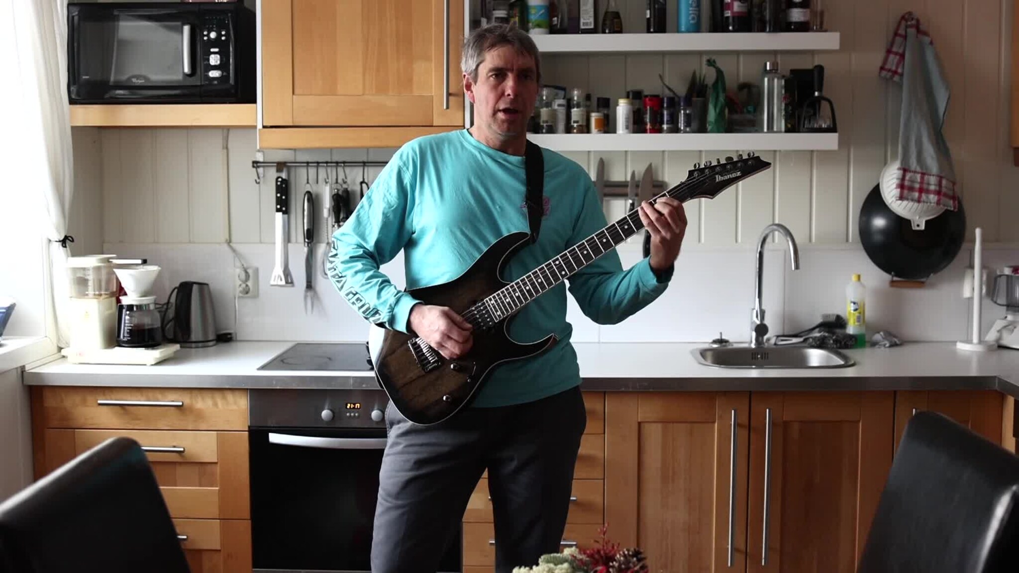 Frode Holmen spiller gitar