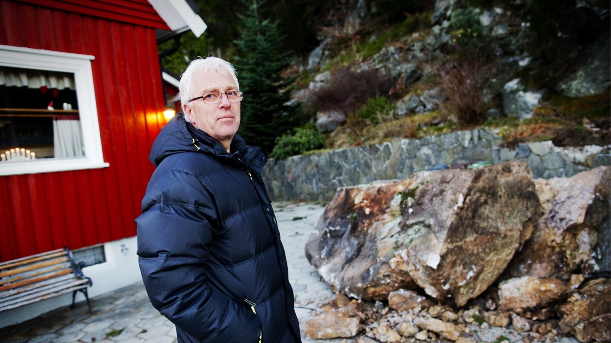 Fikk kampestein i gårdsplassen