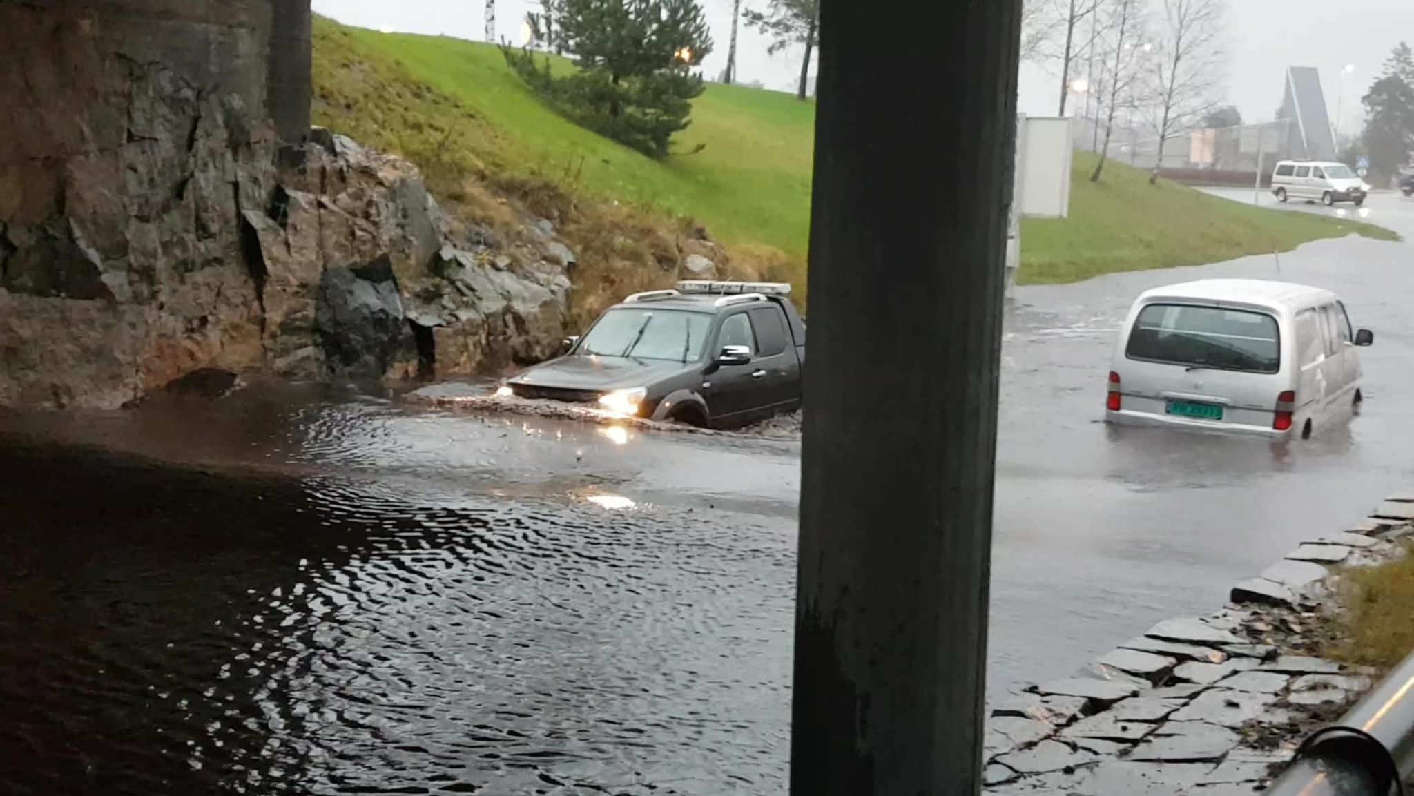 Her kjører bilen inn i vannmassene