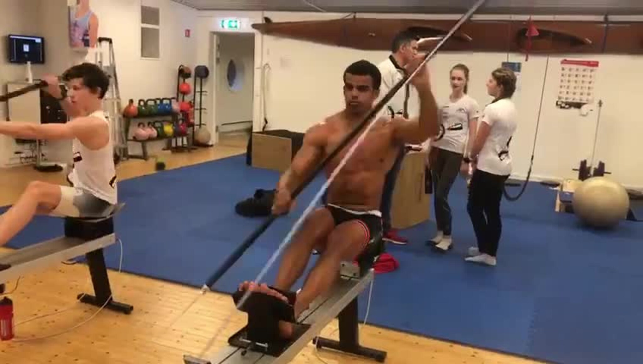 Hakeem Teland trener padling innendørs
