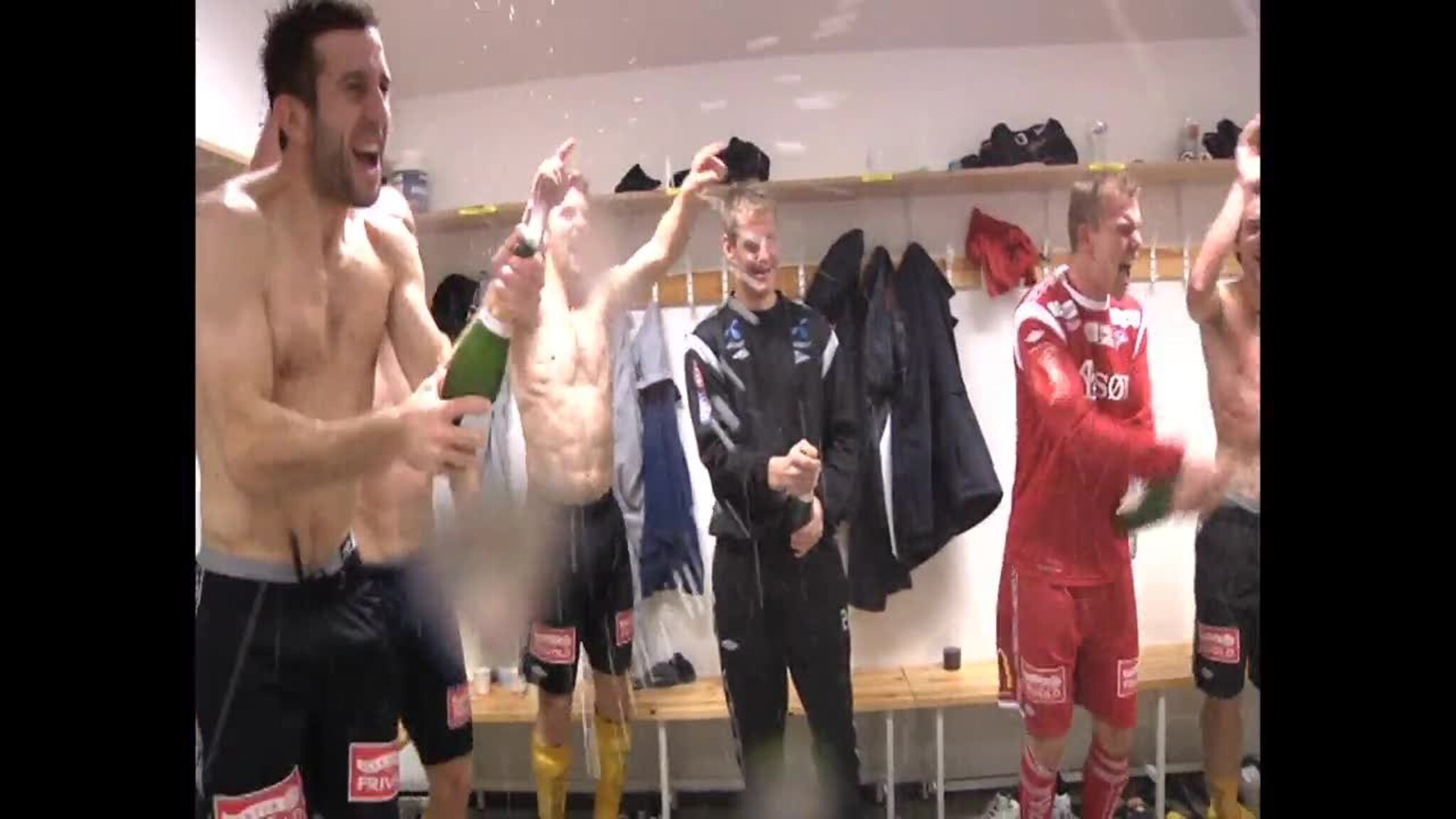 Ellevill fest i Start-garderoben etter opprykk