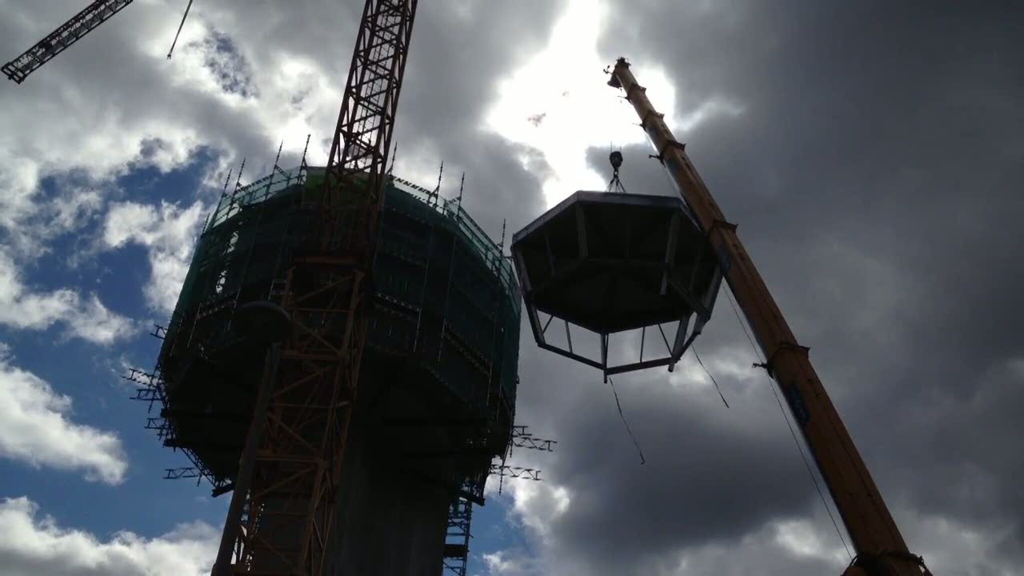 Tårkabin løftet på plass på Kjevik