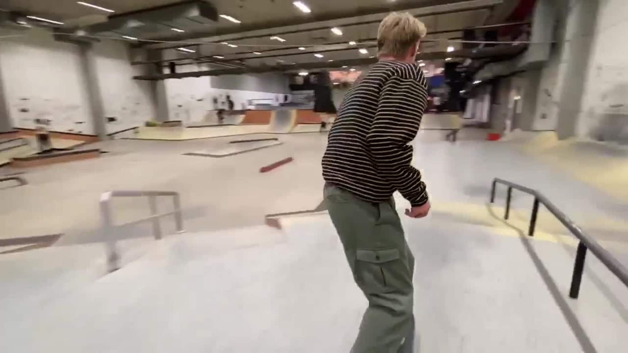 Simen Hægeland trener med skateboardet