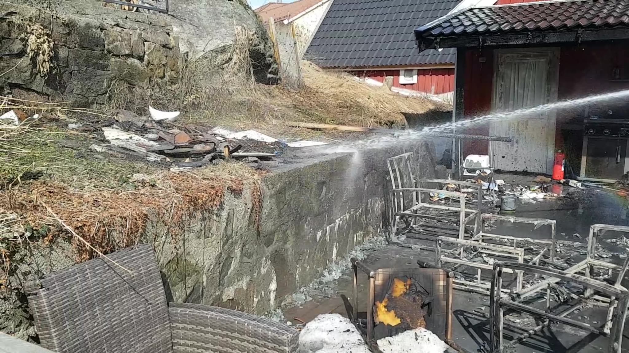 Bål spredte seg til veranda