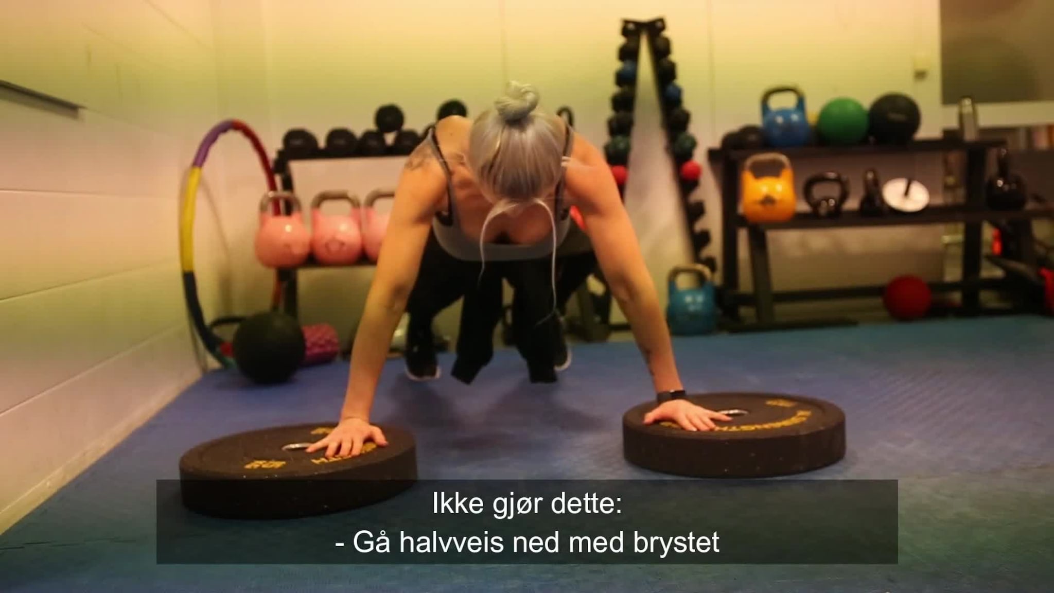 PT Julie Rafoss viser push-up med vektskive